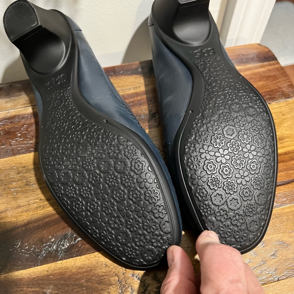 SAS Women's Dark Navy Leather Flats - Picture 11 of 11